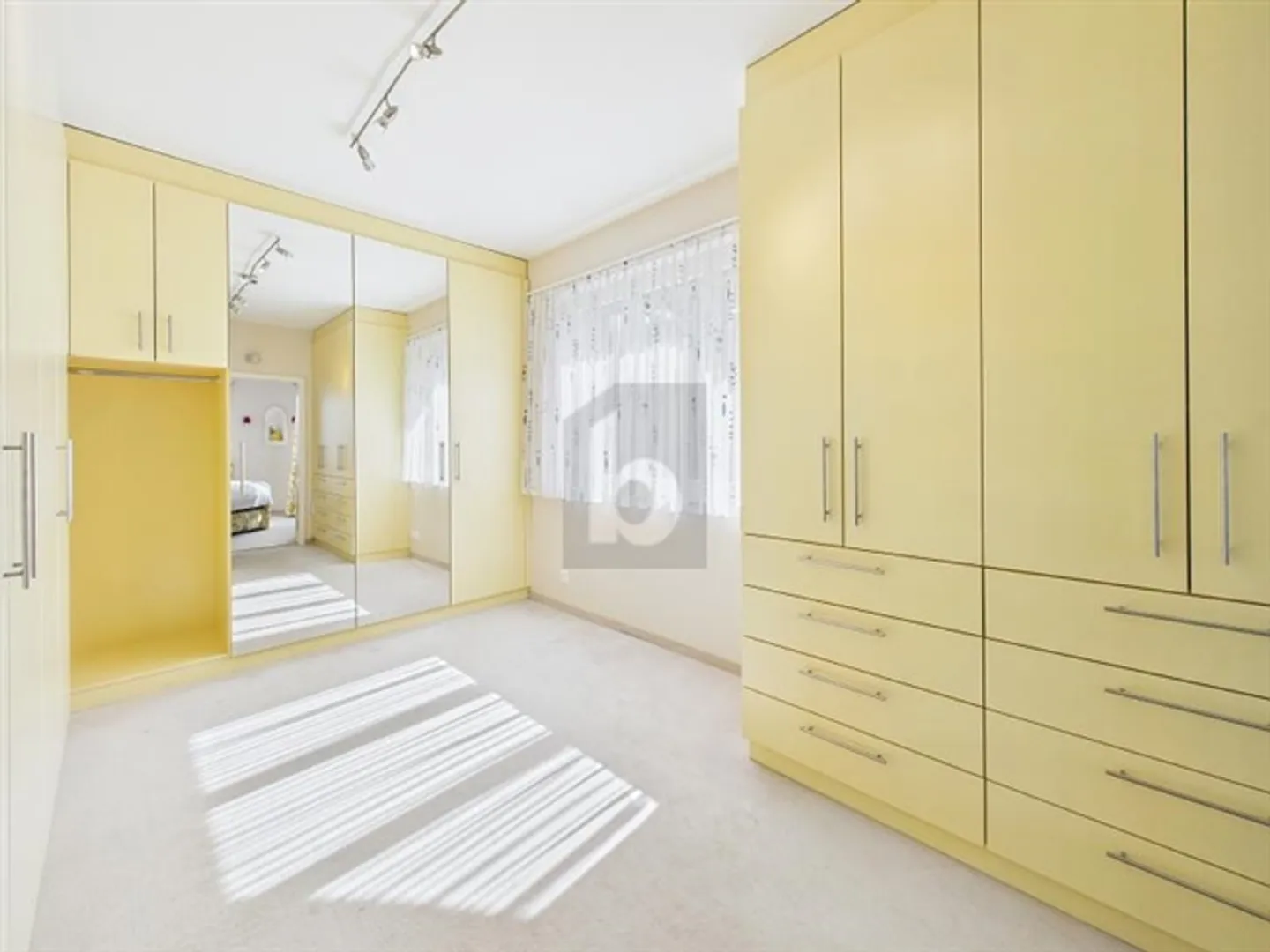 SPACIOUS & FURNISHED - IDEAL FOR DIPLOMATS - Photo 3 of 6