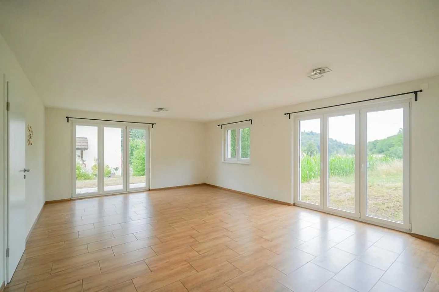 Maison individuelle spacieuse de 7,5 pièces à la limite de la zone de construction - Photo 5 sur 13