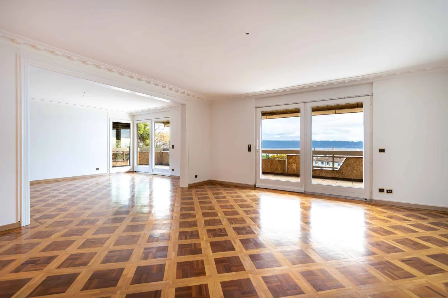 Stunning 5.5 rooms with exceptional view - Photo 3 of 10