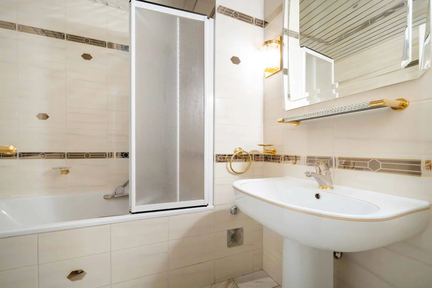 Stunning 5.5 rooms with exceptional view - Photo 8 of 10