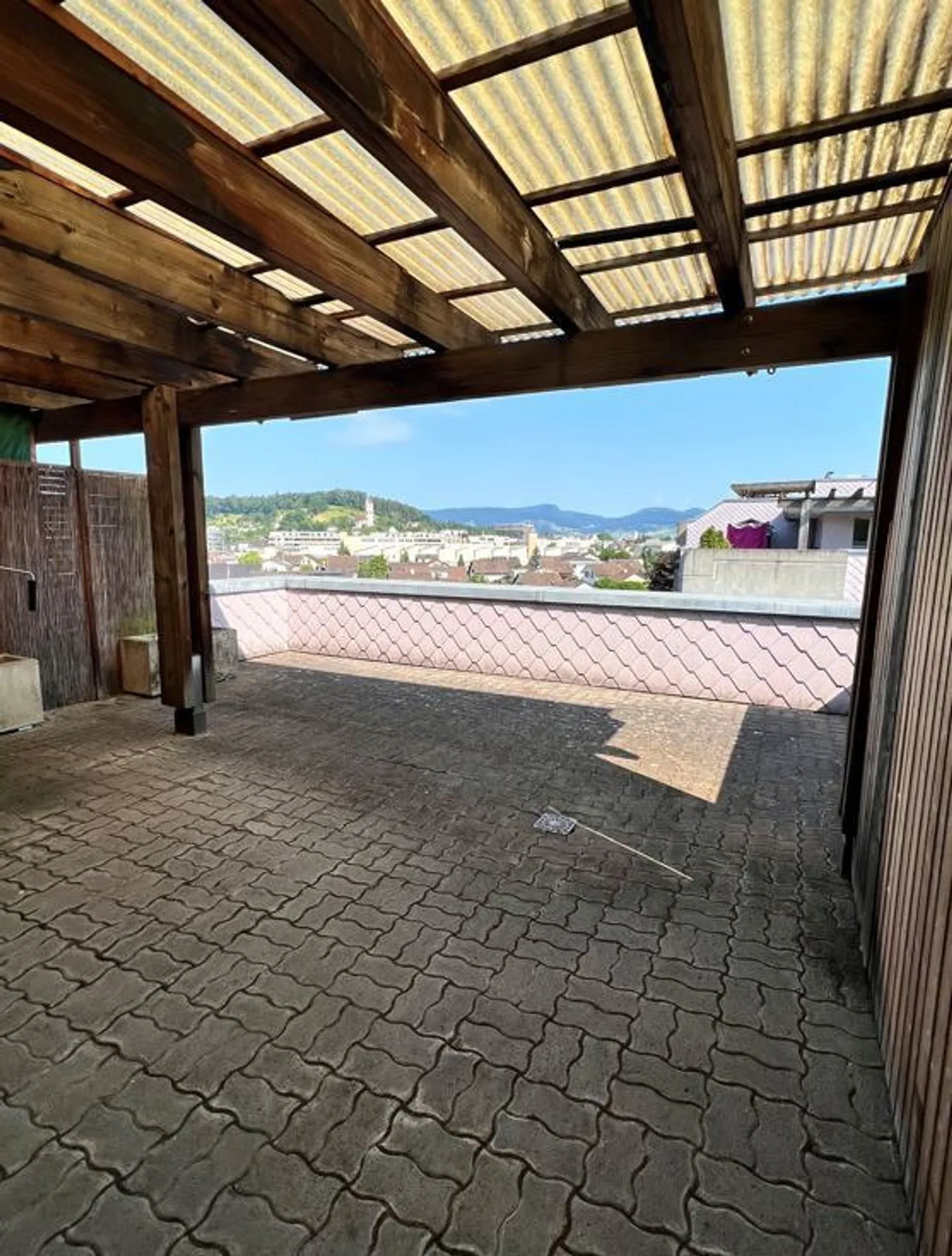 TERRASSE CONFORTABLE AVEC VUE - Photo 1 sur 4