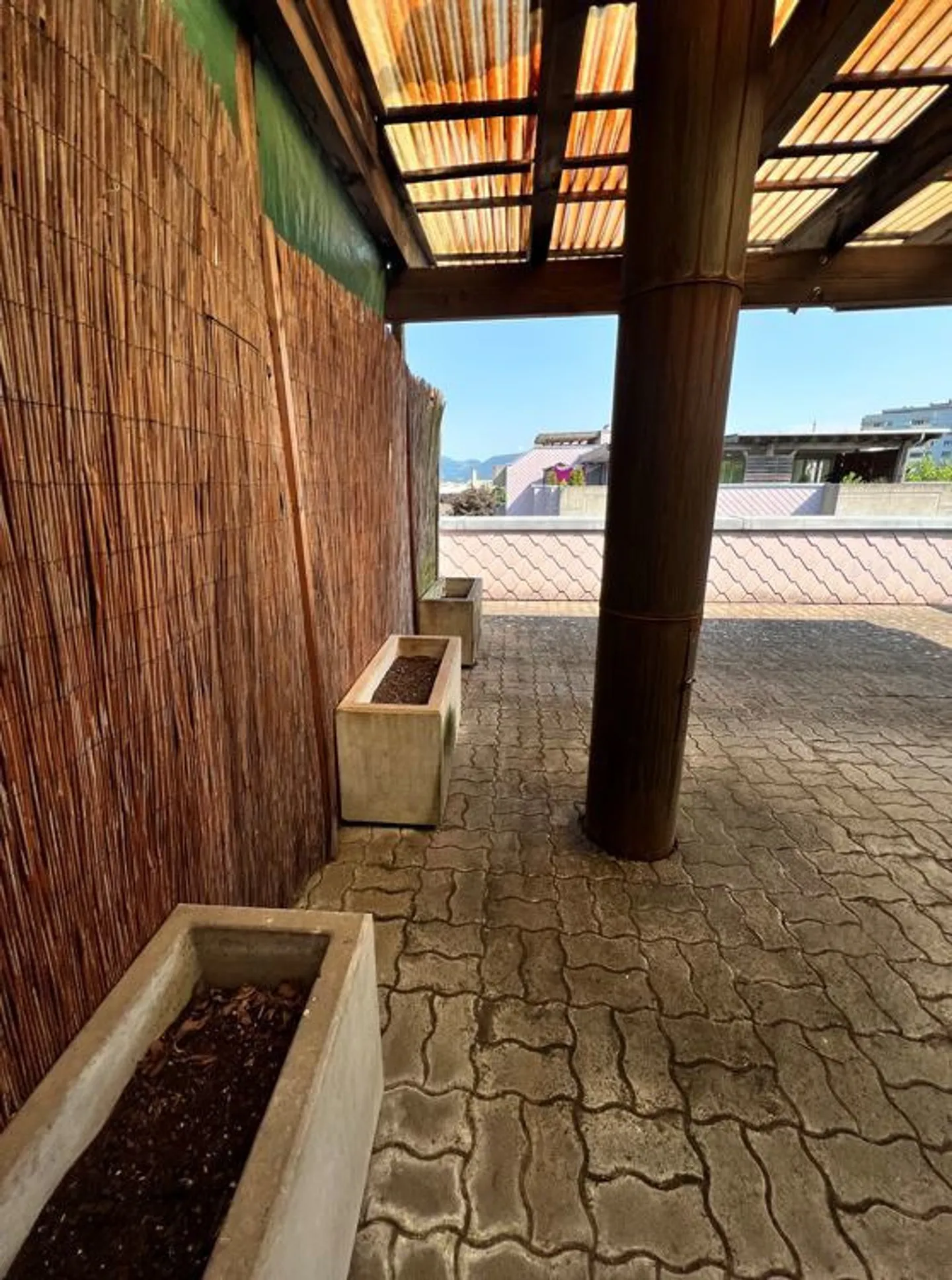 TERRASSE CONFORTABLE AVEC VUE - Photo 2 sur 4