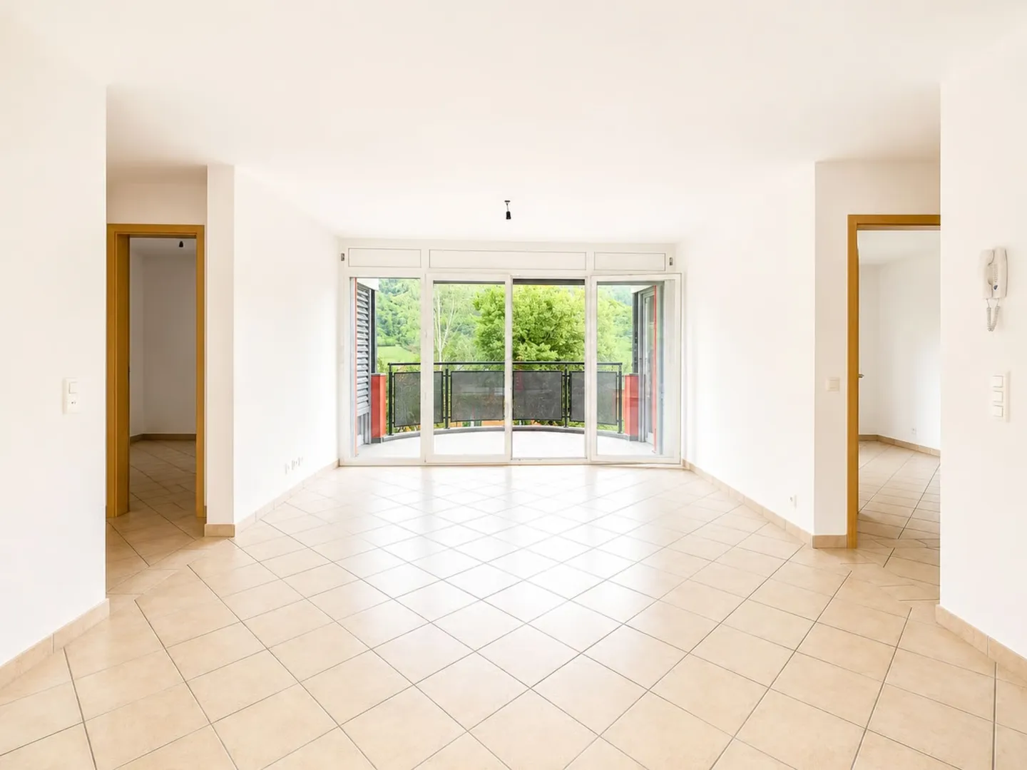 SPLENDIDE APPARTEMENT DE QUATRE CHAMBRES DANS UN ENVIRONNEMENT VERT - Photo 1 sur 9