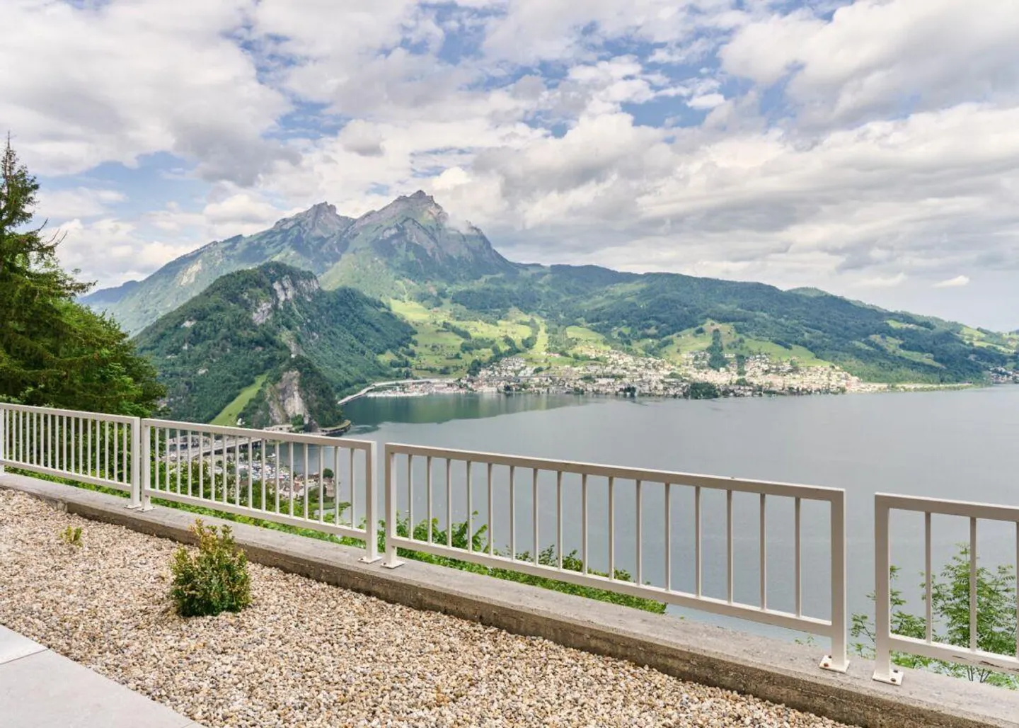 Traumhafter Ausblick trifft Eleganz - Foto 1 von 12