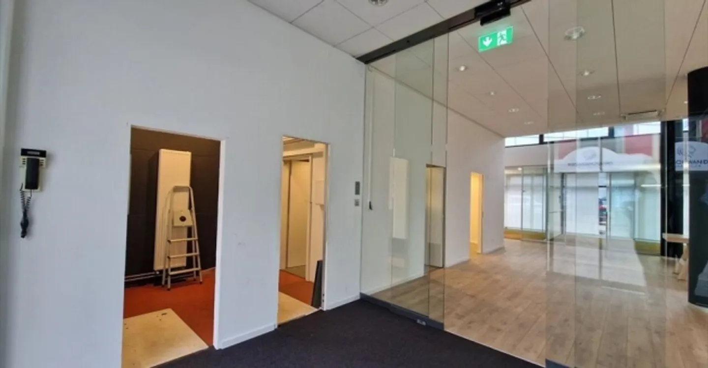 Commercial 4.5 rooms - Photo 2 of 7