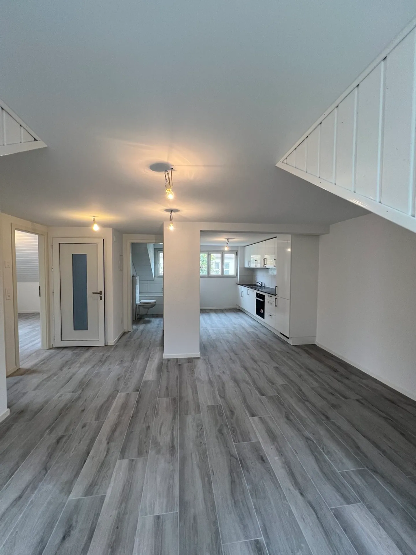 À louer : appartement 3,5 pièces entièrement rénové dans un petit bâtiment - Photo 1 sur 7