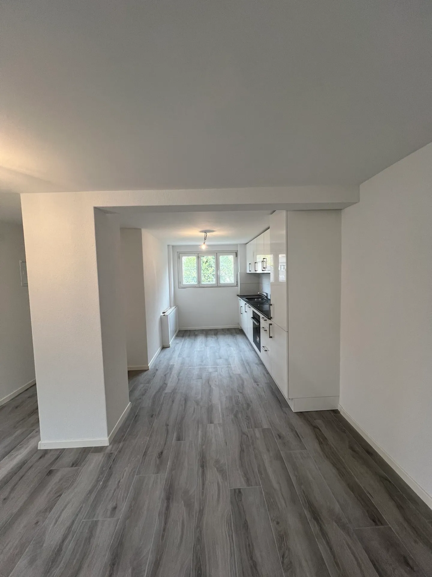 À louer : appartement 3,5 pièces entièrement rénové dans un petit bâtiment - Photo 2 sur 7