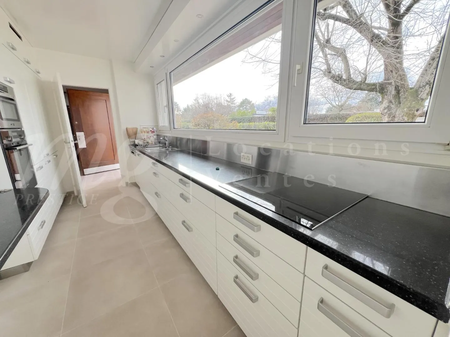 GRANDE MAISON INDIVIDUELLE AVEC UN GRAND JARDIN PRIVÉ DE 1250 M2 ET PISCINE - Photo 2 sur 10