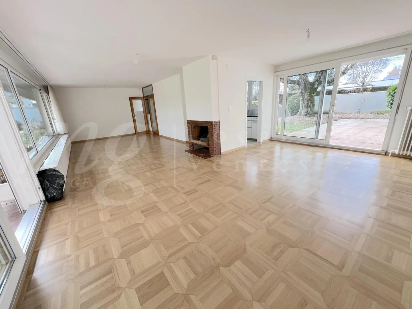 GRANDE MAISON INDIVIDUELLE AVEC UN GRAND JARDIN PRIVÉ DE 1250 M2 ET PISCINE - Photo 3 sur 10