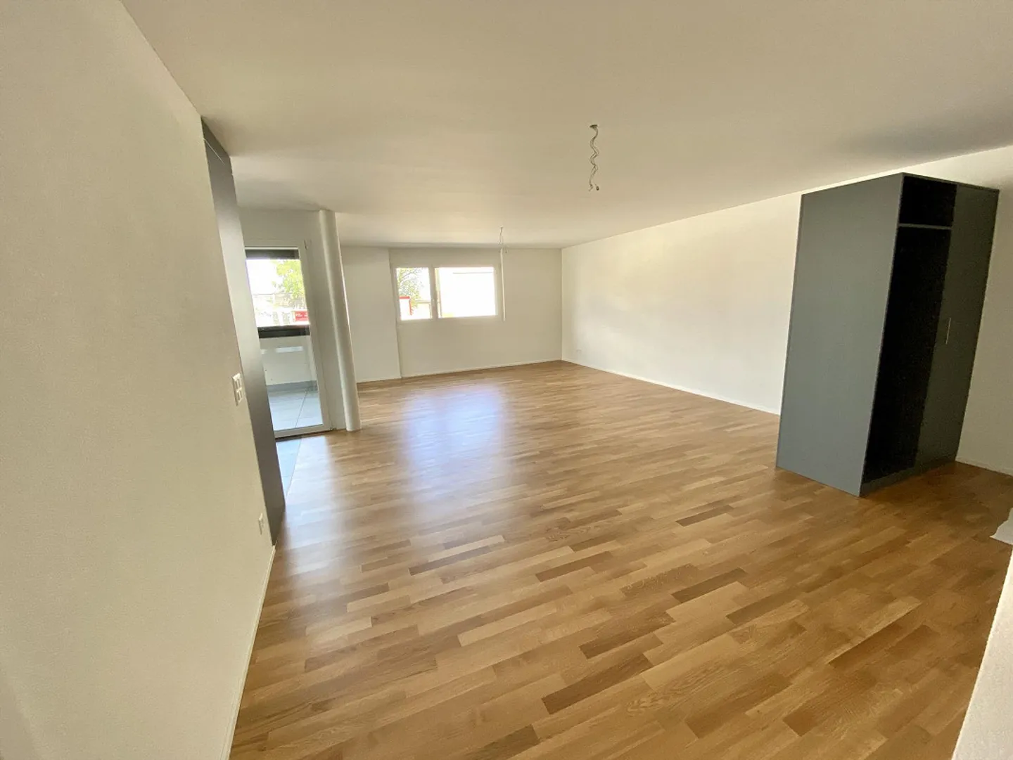 Moderne 3.5-Zimmerwohnung mit schönem Balkon inkl. Glas-Schiebesystem - Foto 2 von 13