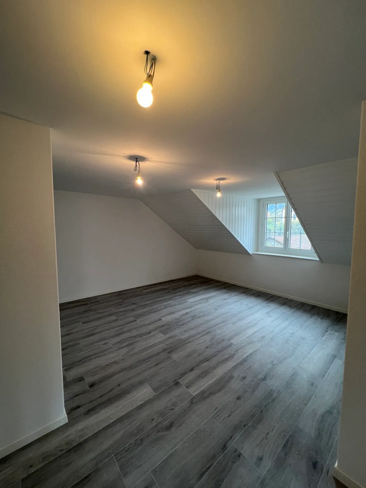 À louer : appartement 3,5 pièces entièrement rénové dans un petit bâtiment - Photo 6 sur 7