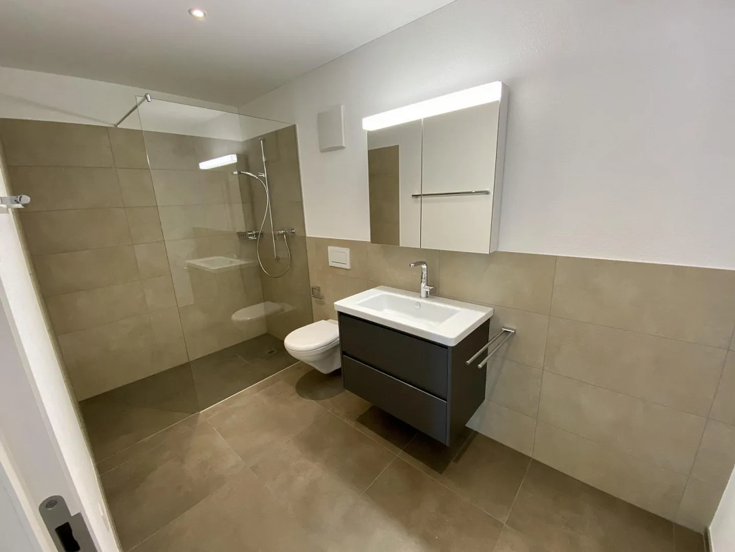 Moderne 3.5-Zimmerwohnung mit schönem Balkon inkl. Glas-Schiebesystem - Foto 10 von 13