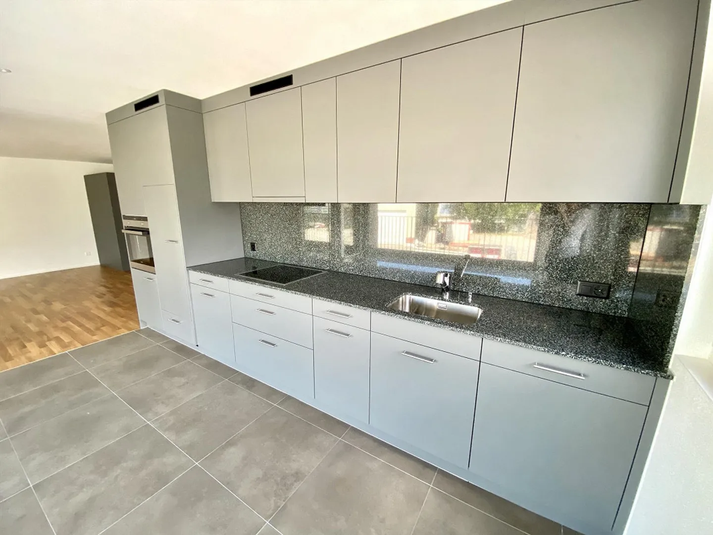 Moderne 3.5-Zimmerwohnung mit schönem Balkon inkl. Glas-Schiebesystem - Foto 4 von 13