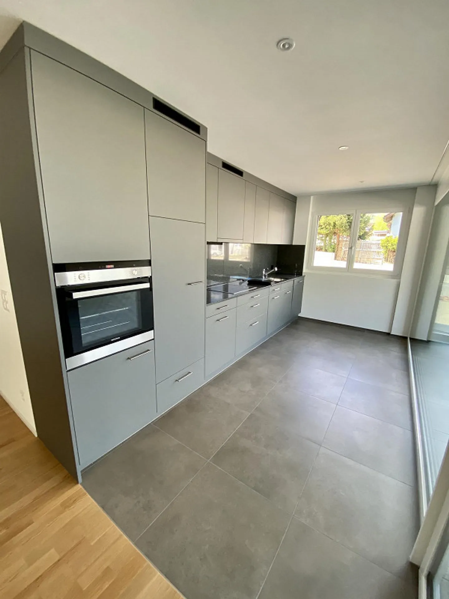 Moderne 3.5-Zimmerwohnung mit schönem Balkon inkl. Glas-Schiebesystem - Foto 5 von 13