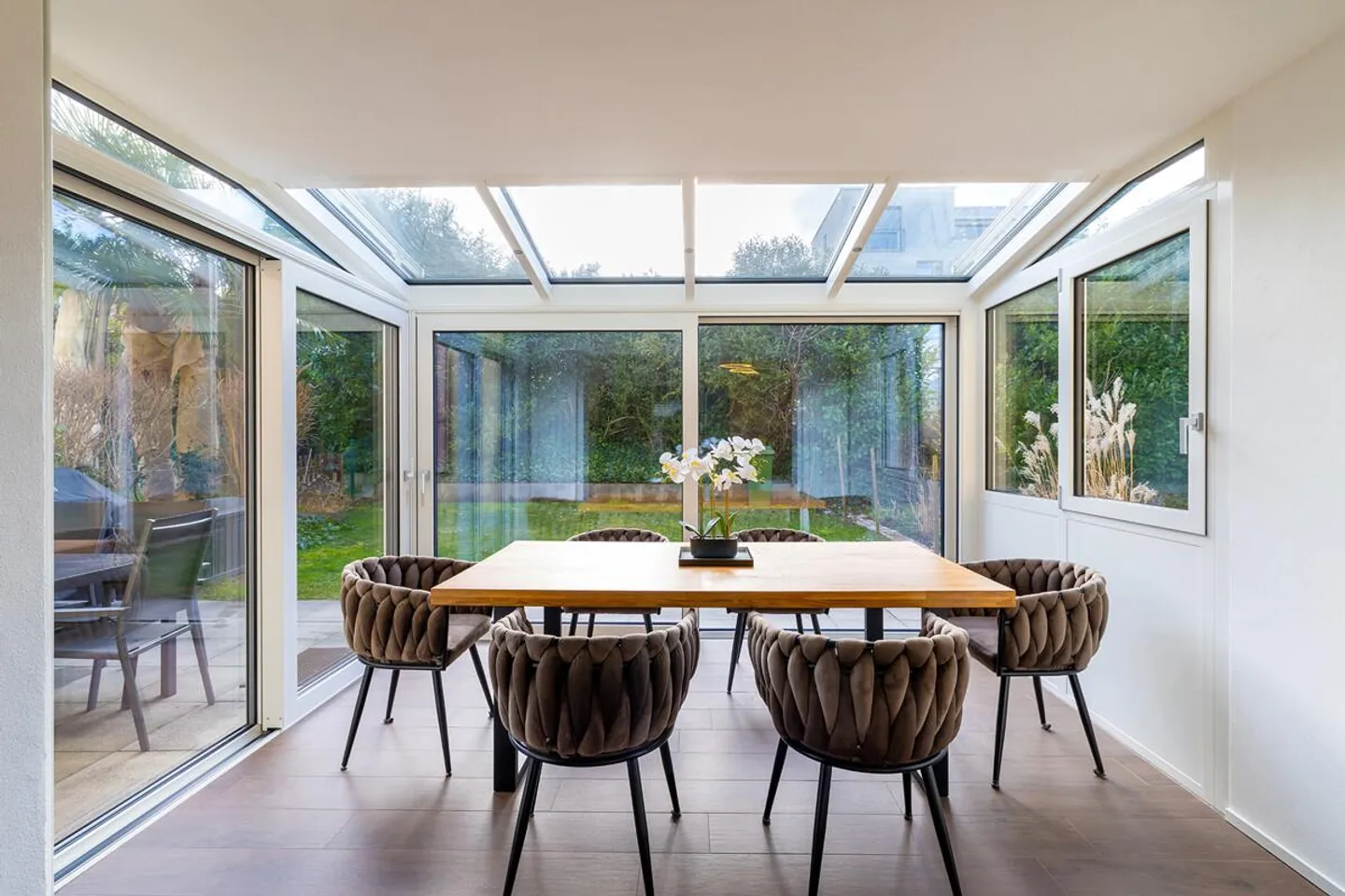 Horgen: renovated garden apartment with heated winter garden - Photo 2 of 5