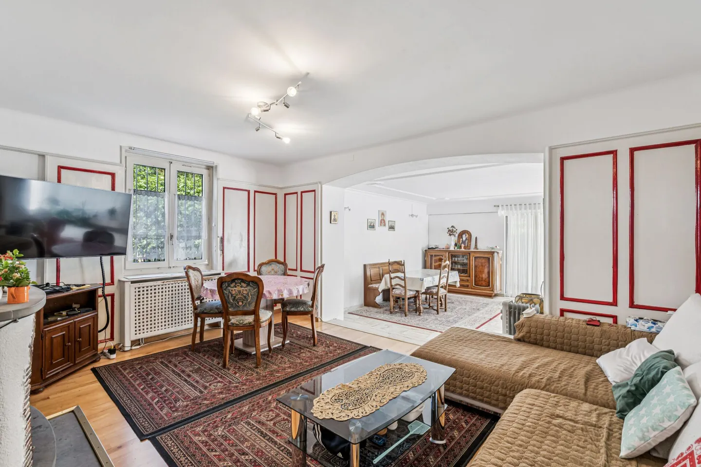 Casa unifamiliare da ristrutturare con terreno attraente - Foto 3 di 13