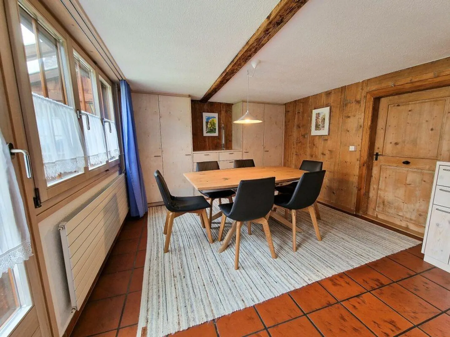 Casa in legno per famiglie con molto spazio, fascino ed energia sostenibile - Foto 1 di 18