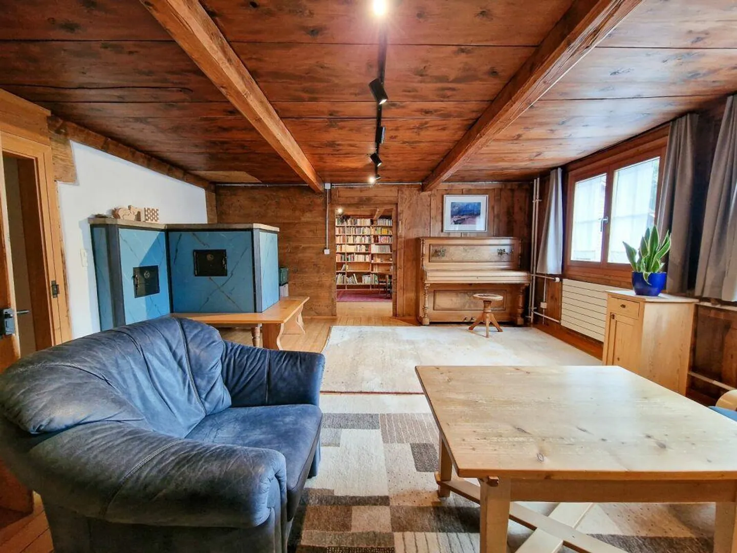 Casa in legno per famiglie con molto spazio, fascino ed energia sostenibile - Foto 2 di 18
