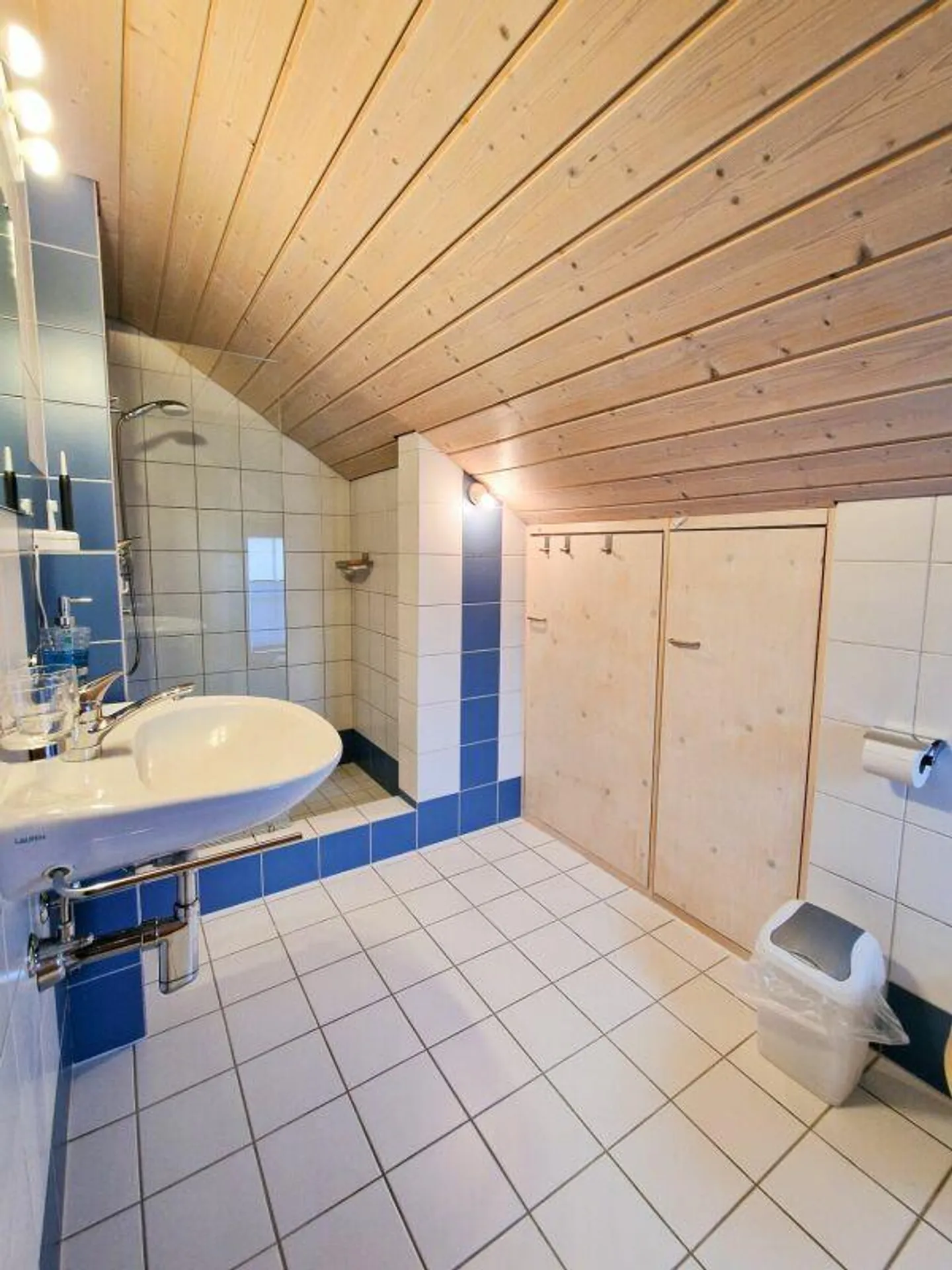 Casa in legno per famiglie con molto spazio, fascino ed energia sostenibile - Foto 11 di 18