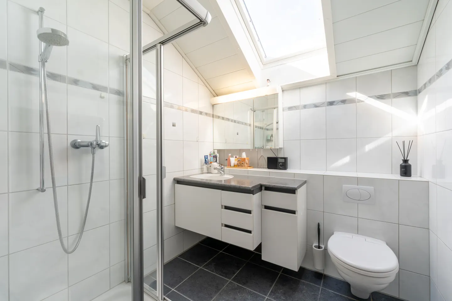 Zwei Wohnungen, ein Zuhause voller Möglichkeiten - Photo 7 of 8
