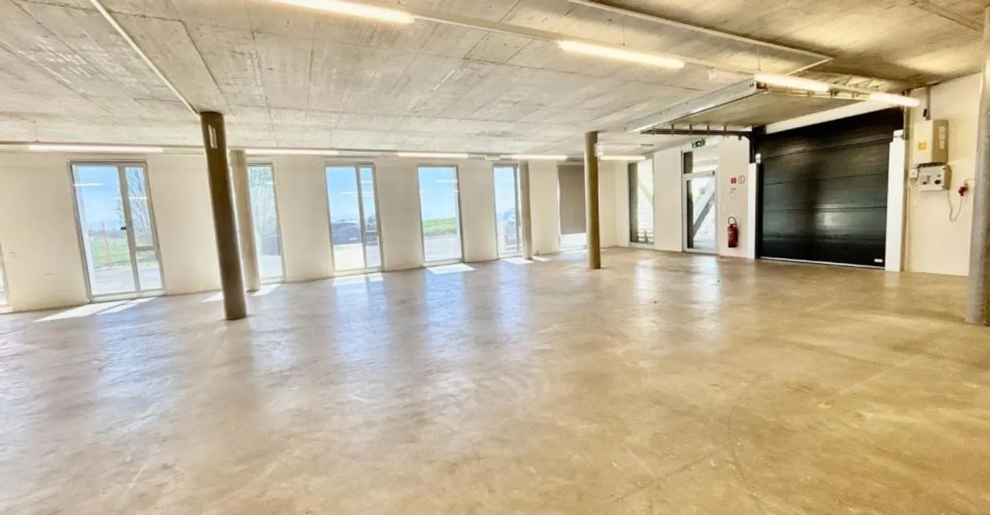 Vaud local storage showroom depot for rent in Budron Mont-sur-Lausanne - Photo 2 of 11
