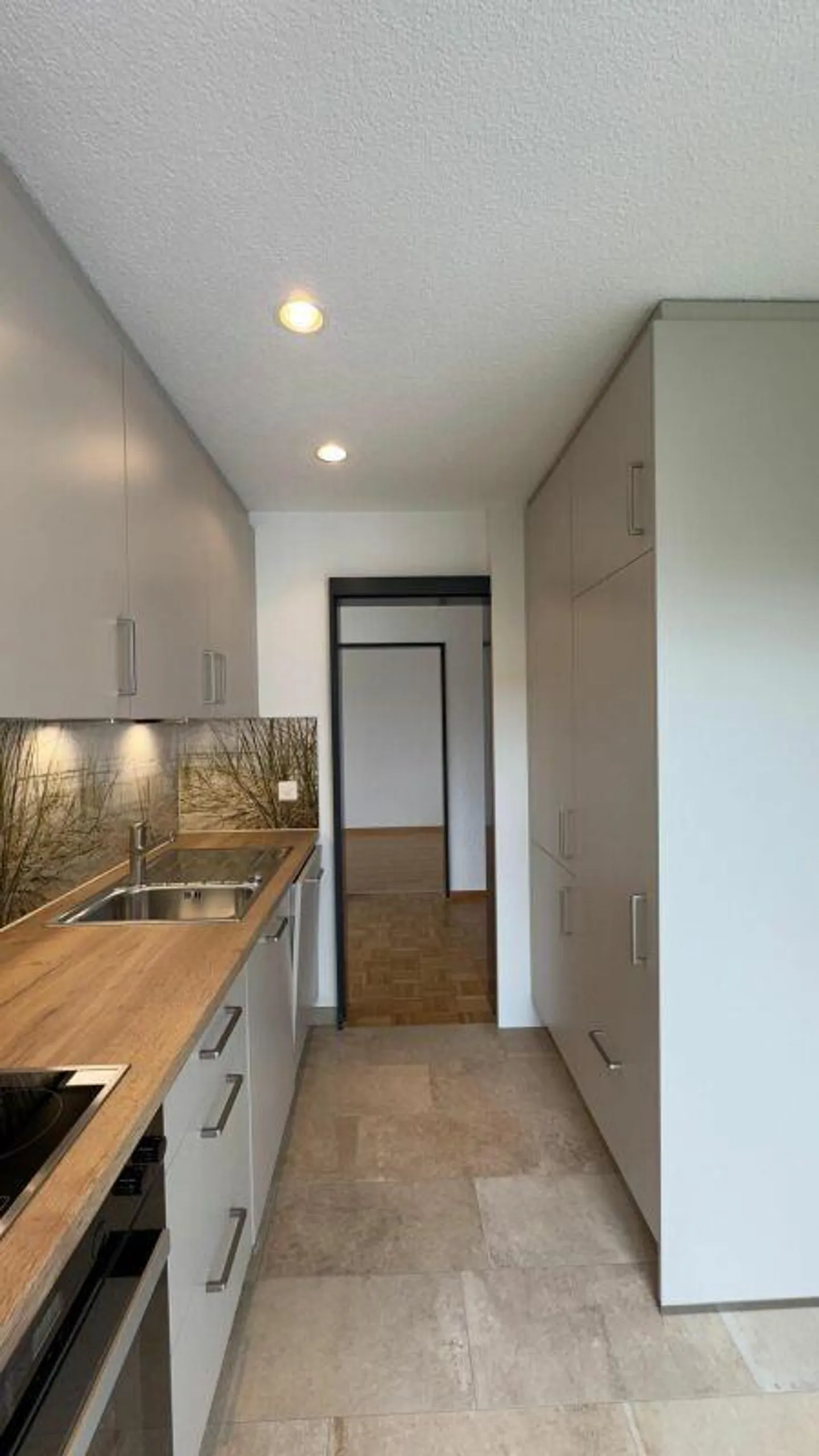 Sonnige 3.5-Zimmer-Wohnung mit moderner Ausstattung und Balkon - Foto 3 von 9