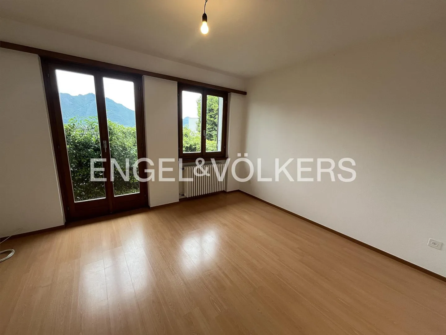 Charming house in residential area - Photo 8 of 12