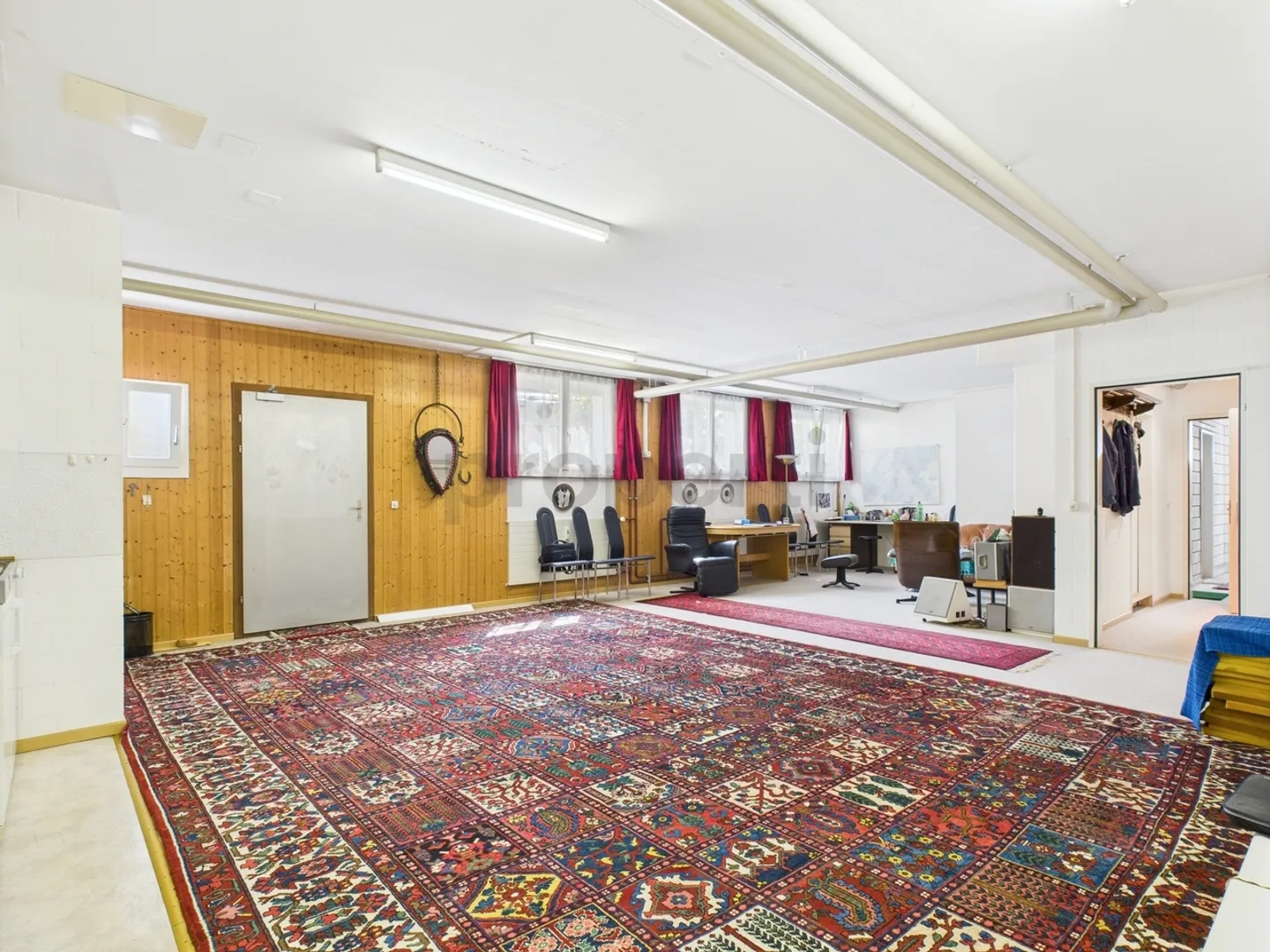 Versatile commercial or hobby rooms in District 11 - Photo 2 of 8