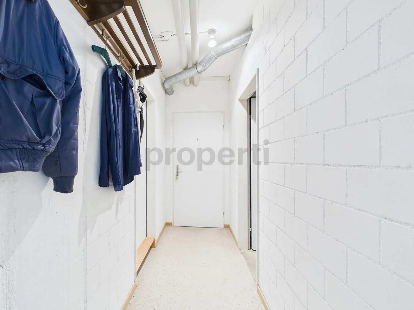 Versatile commercial or hobby rooms in District 11 - Photo 6 of 8