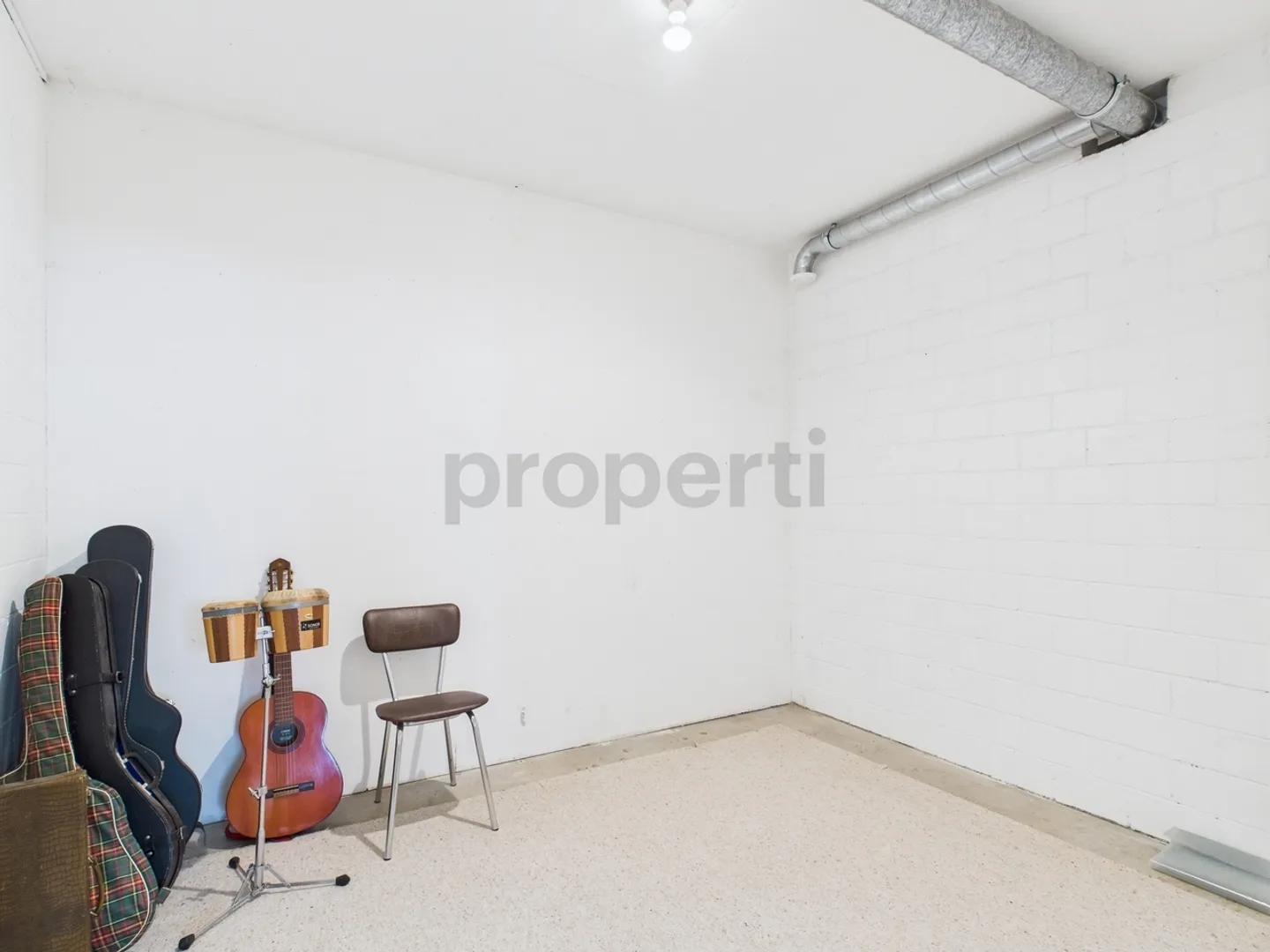 Versatile commercial or hobby rooms in District 11 - Photo 7 of 8