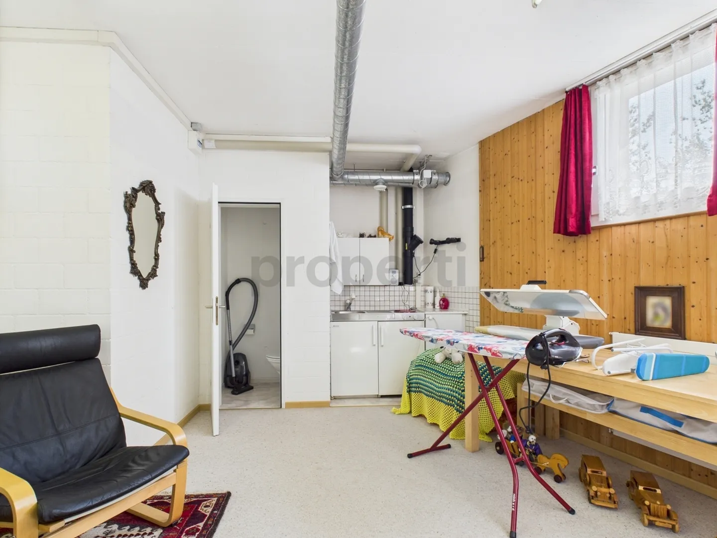 Versatile commercial or hobby rooms in District 11 - Photo 4 of 8