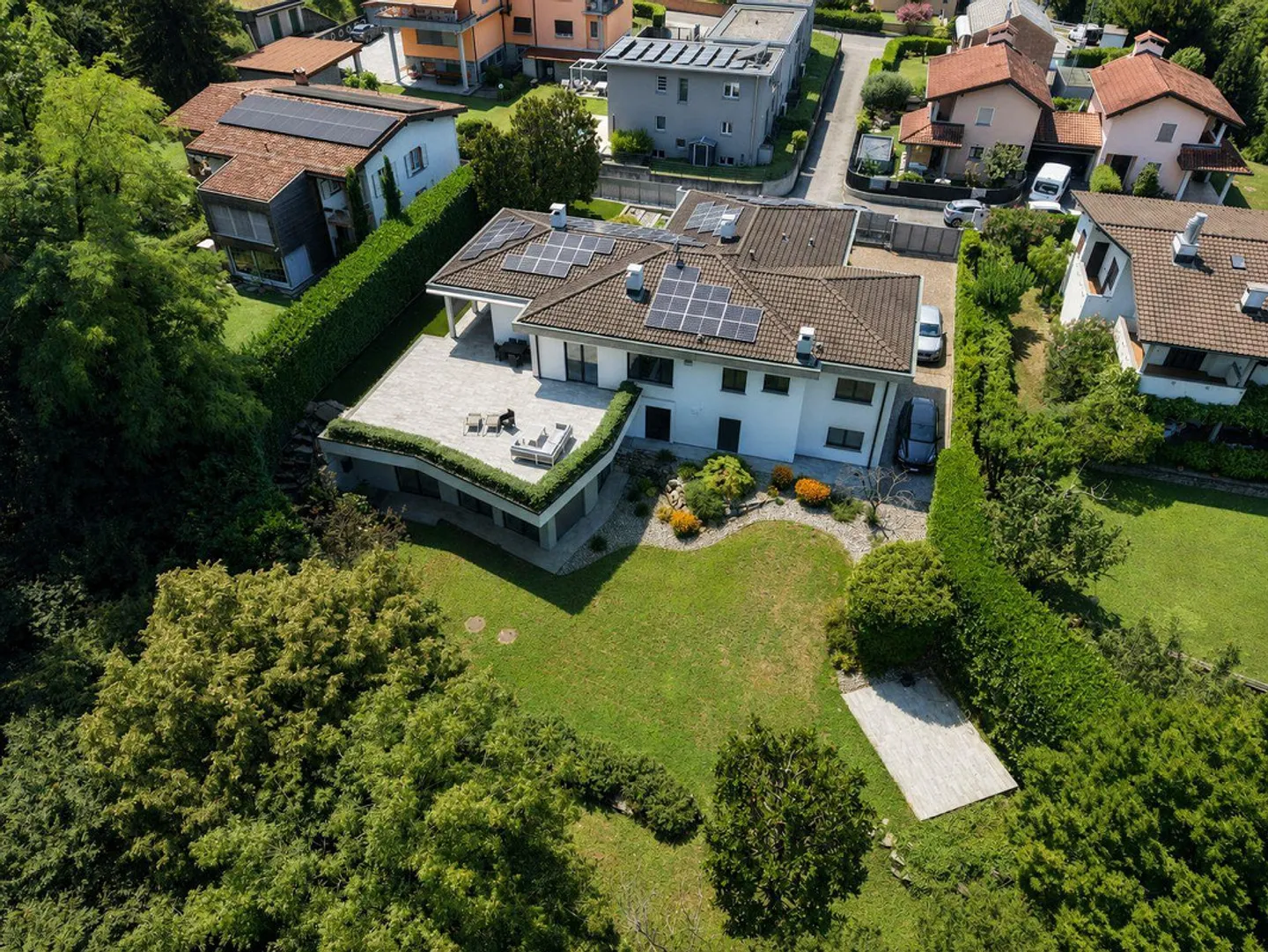 Villa exclusive spacieuse rénovée, surplombant les bois avec piscine intérieure - Photo 2 sur 29