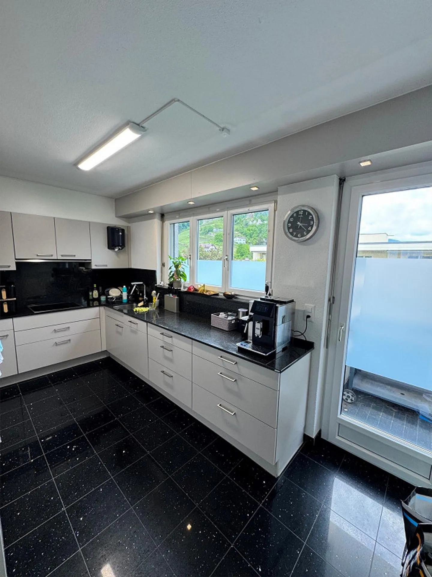 À louer dans un quartier calme, lumineux appartement en attique de 5,5 pièces - Photo 4 sur 13