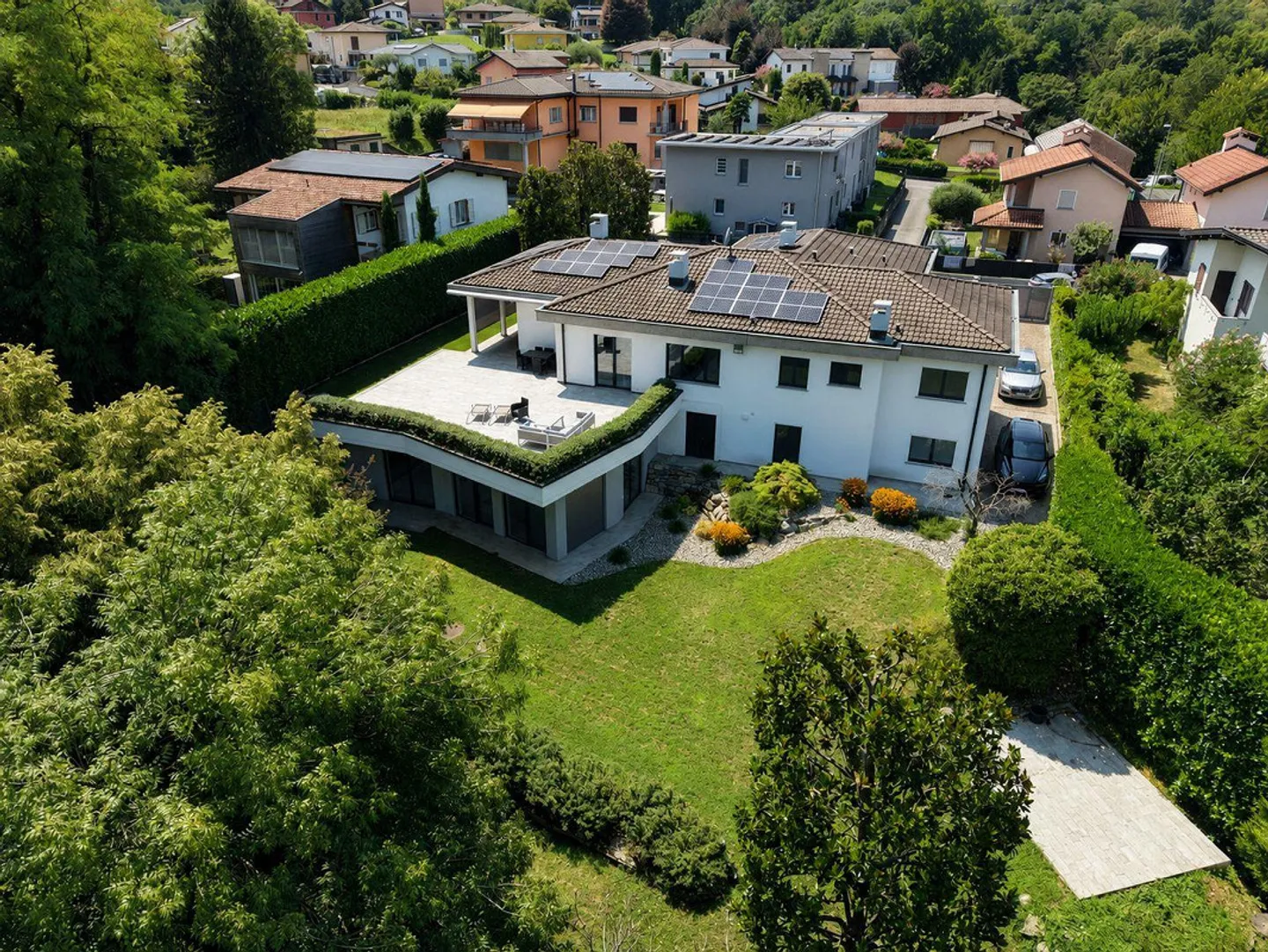 Villa exclusive spacieuse rénovée, surplombant les bois avec piscine intérieure - Photo 1 sur 29