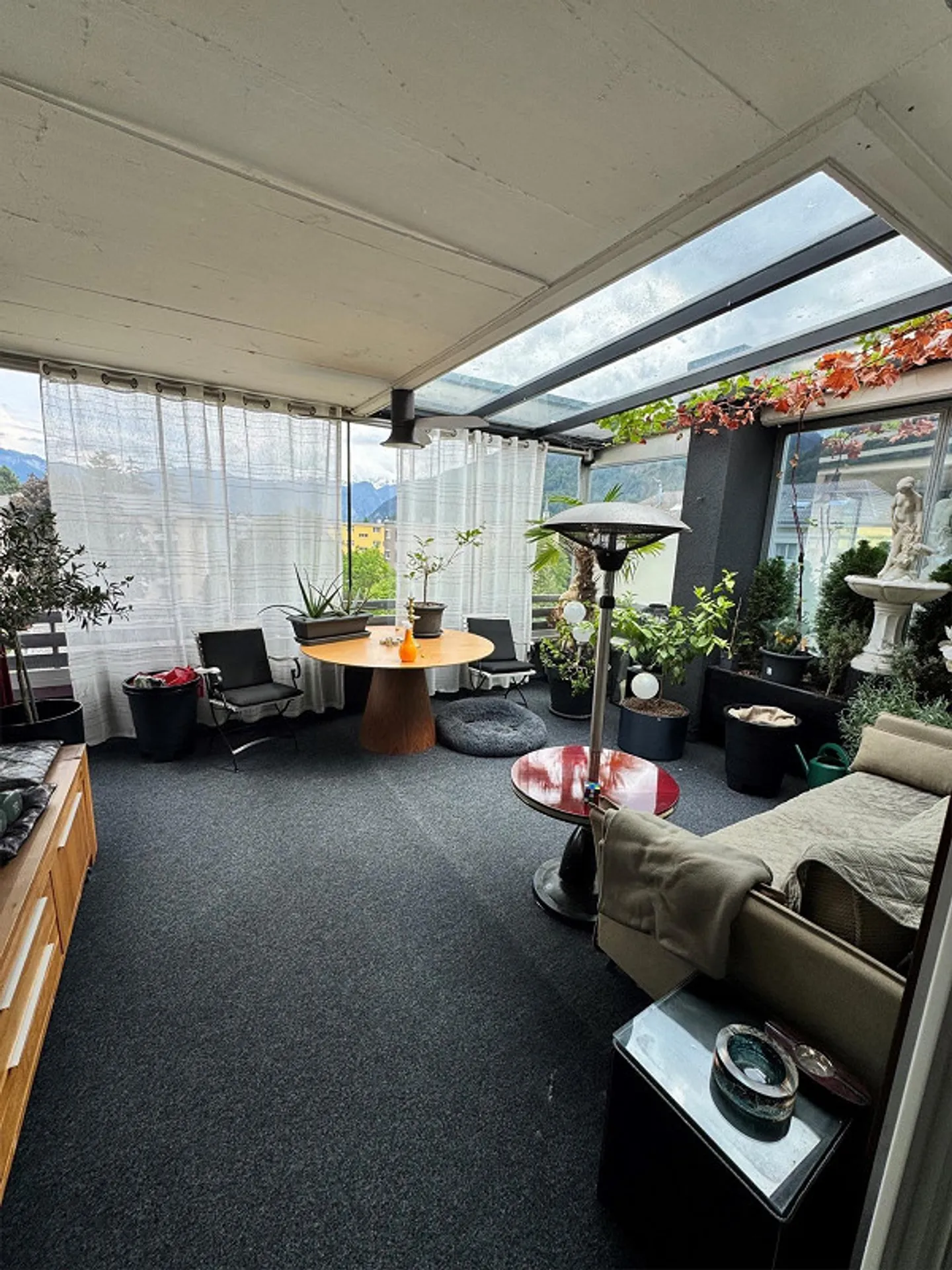 À louer dans un quartier calme, lumineux appartement en attique de 5,5 pièces - Photo 2 sur 13