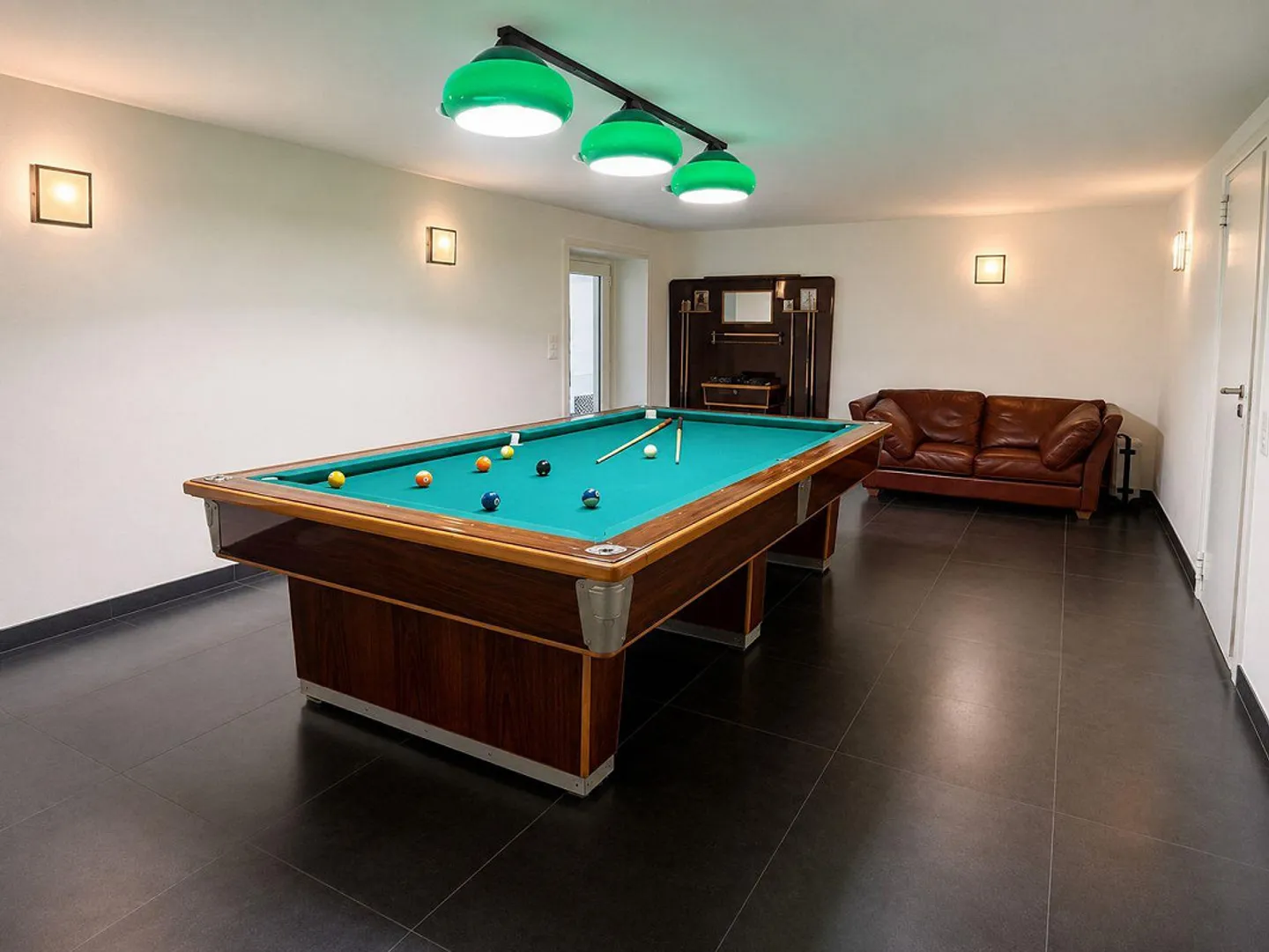 Villa exclusive spacieuse rénovée, surplombant les bois avec piscine intérieure - Photo 14 sur 29
