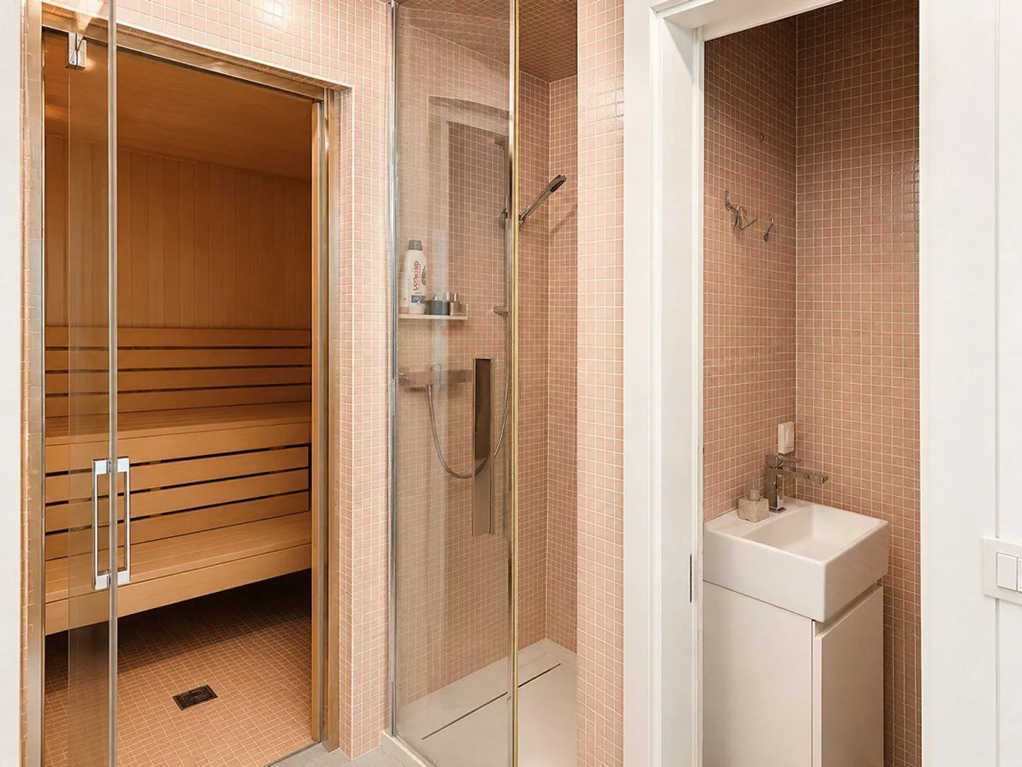Villa exclusive spacieuse rénovée, surplombant les bois avec piscine intérieure - Photo 17 sur 29