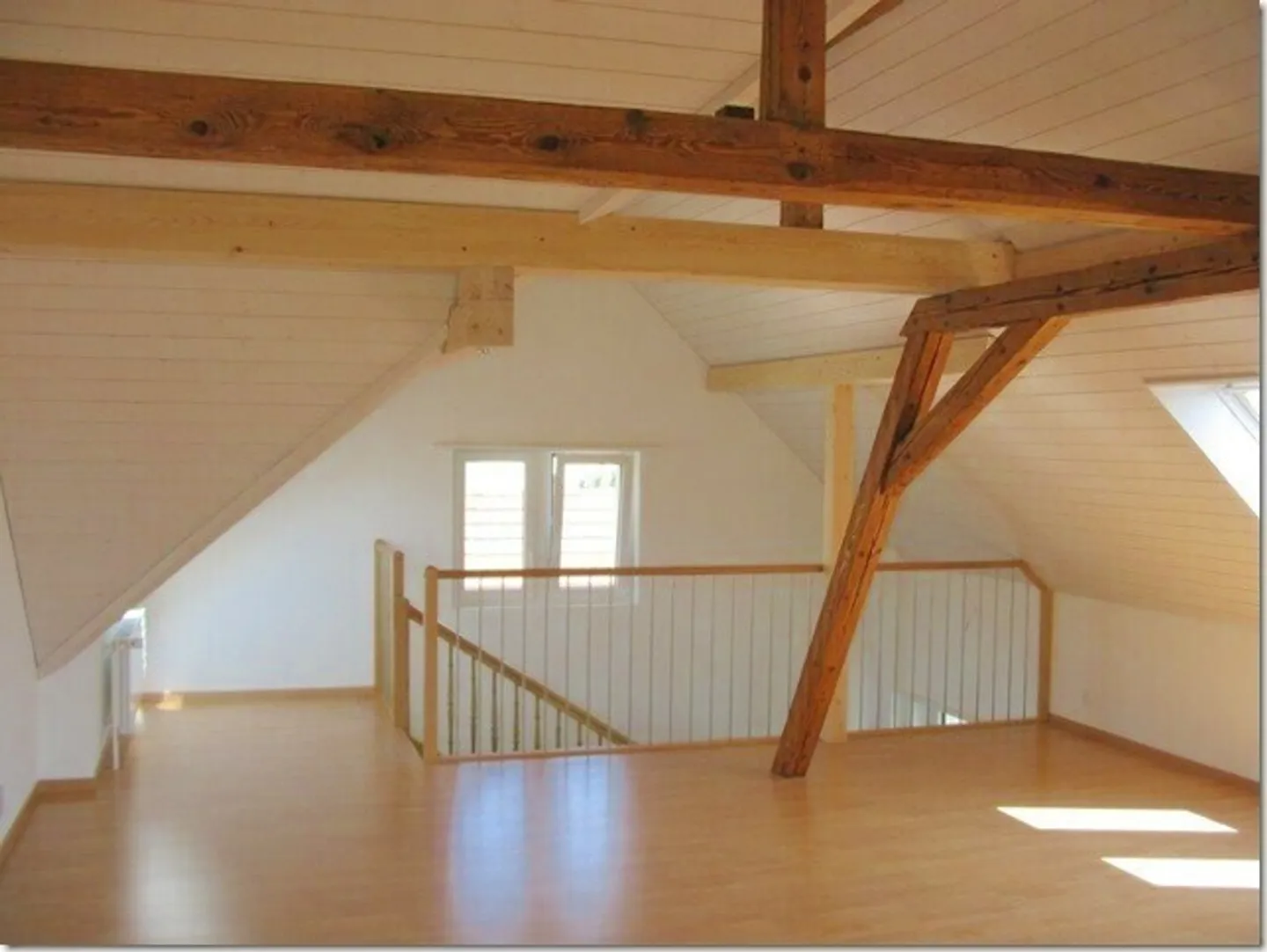 Appartement en duplex lumineux de 5,5 pièces avec terrasse et part de jardin - Photo 2 sur 9