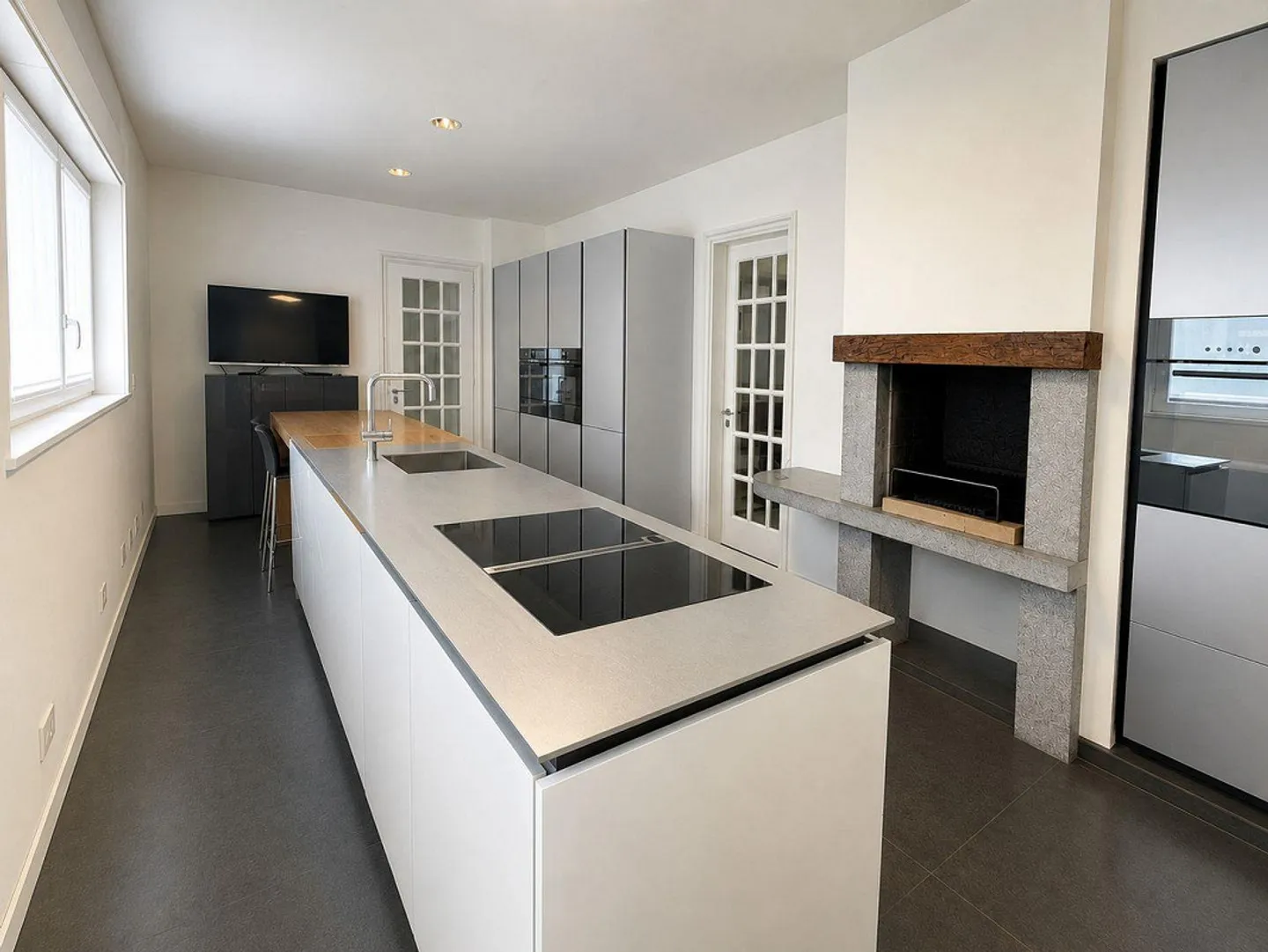 Villa exclusive spacieuse rénovée, surplombant les bois avec piscine intérieure - Photo 7 sur 29