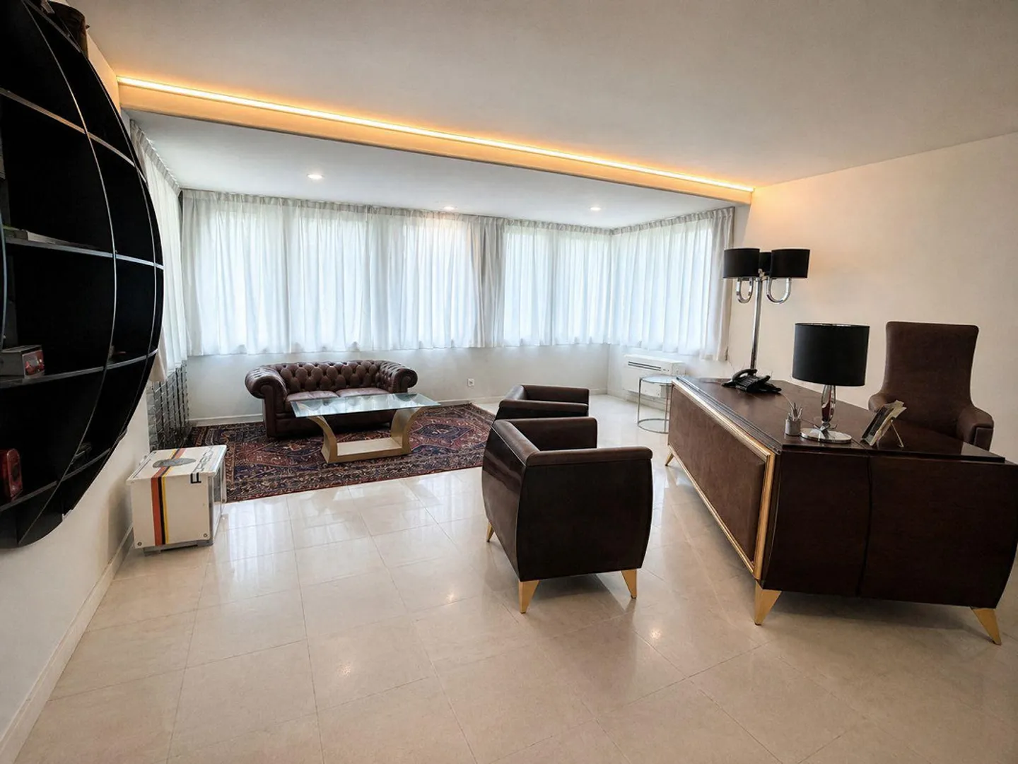 Villa exclusive spacieuse rénovée, surplombant les bois avec piscine intérieure - Photo 8 sur 29