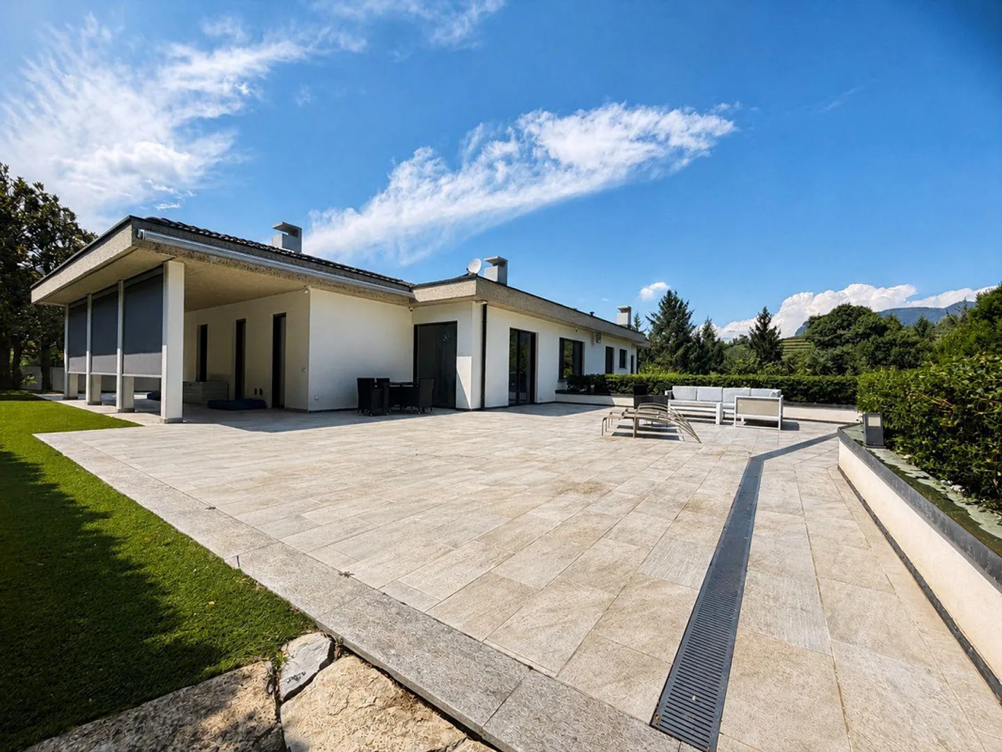Villa exclusive spacieuse rénovée, surplombant les bois avec piscine intérieure - Photo 9 sur 29