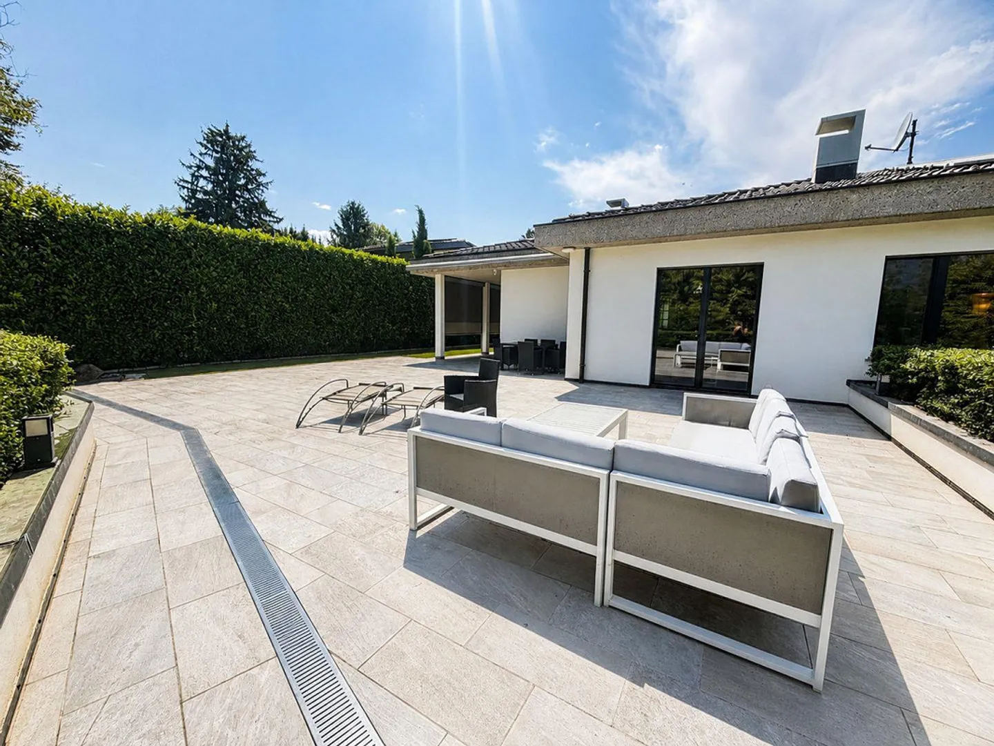 Villa exclusive spacieuse rénovée, surplombant les bois avec piscine intérieure - Photo 10 sur 29