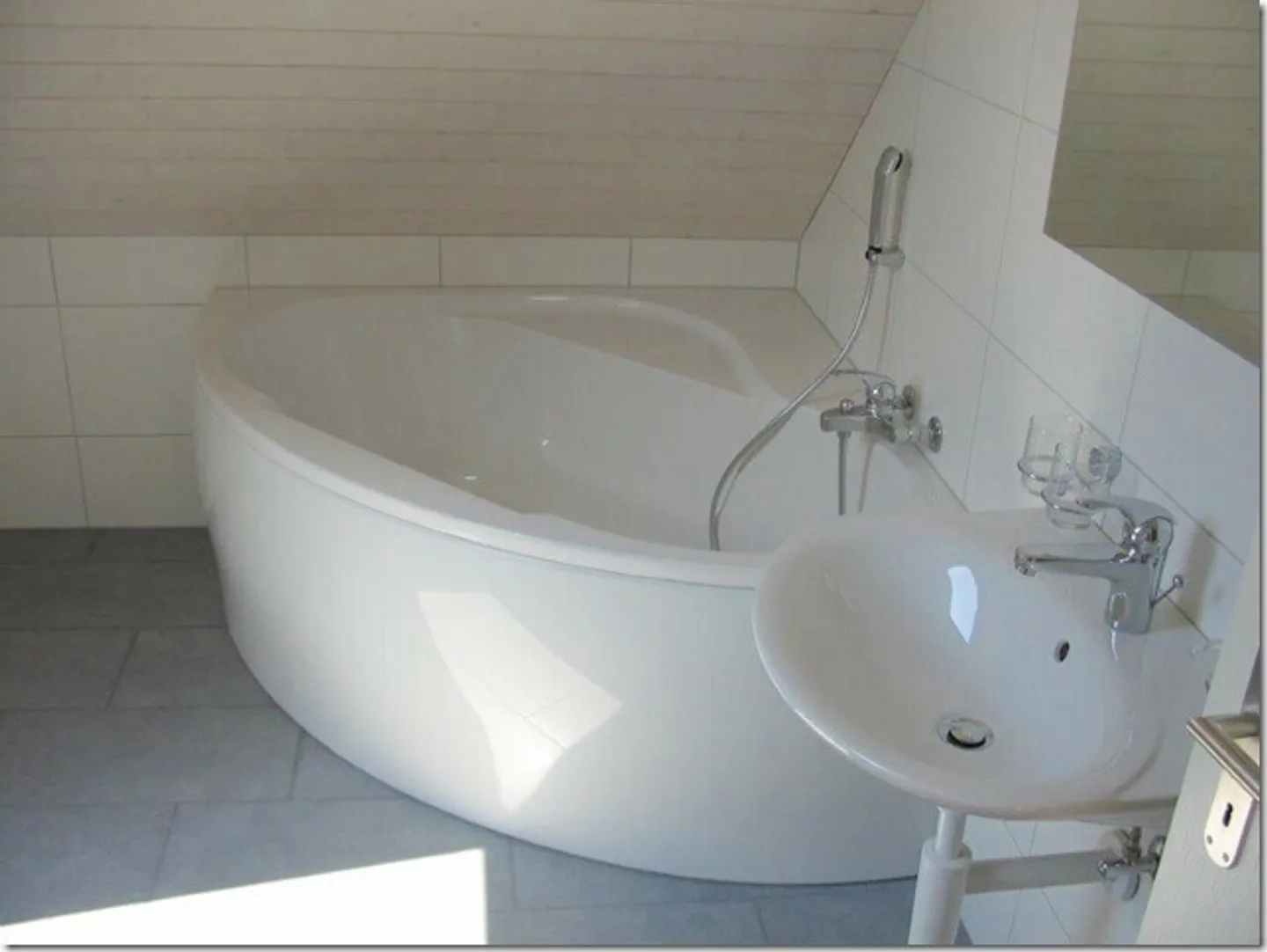 Appartement en duplex lumineux de 5,5 pièces avec terrasse et part de jardin - Photo 3 sur 9