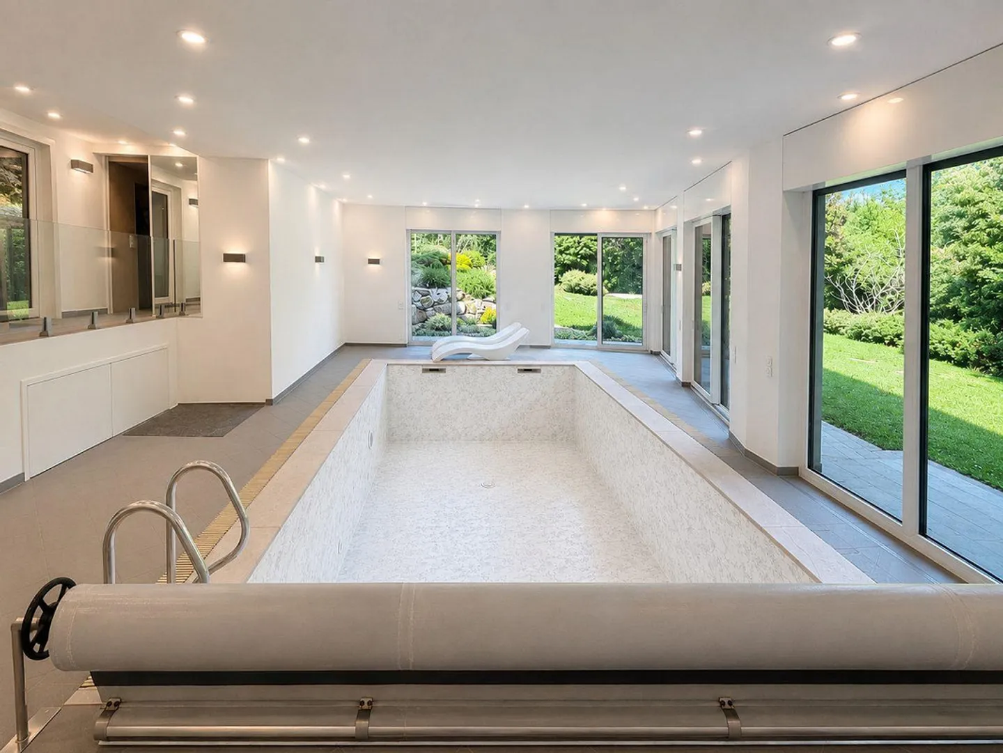 Villa exclusive spacieuse rénovée, surplombant les bois avec piscine intérieure - Photo 19 sur 29