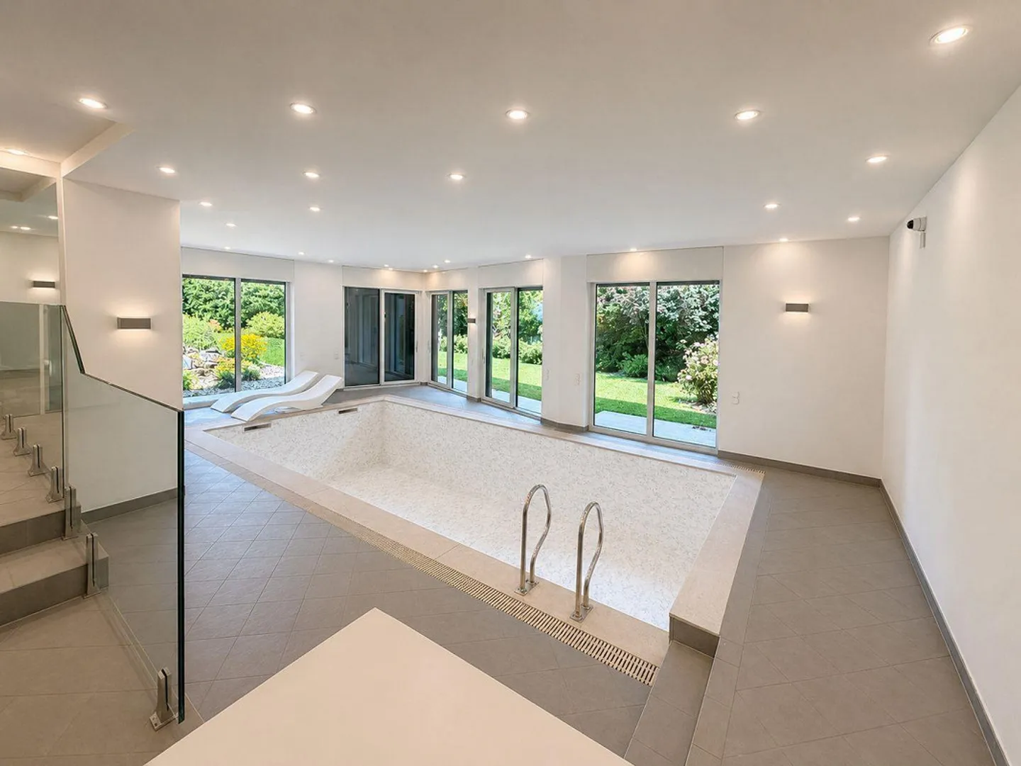 Villa exclusive spacieuse rénovée, surplombant les bois avec piscine intérieure - Photo 18 sur 29