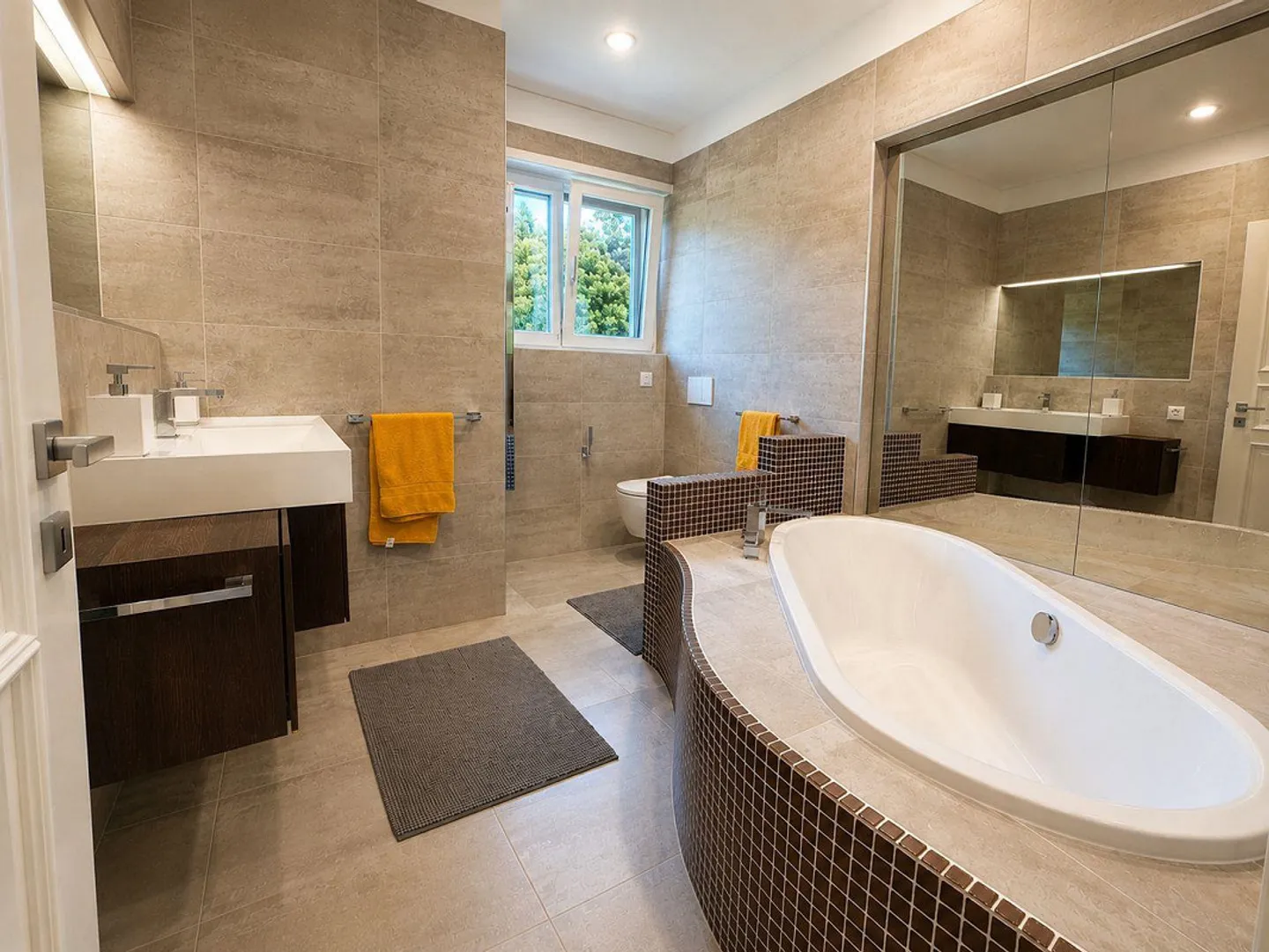 Villa exclusive spacieuse rénovée, surplombant les bois avec piscine intérieure - Photo 23 sur 29