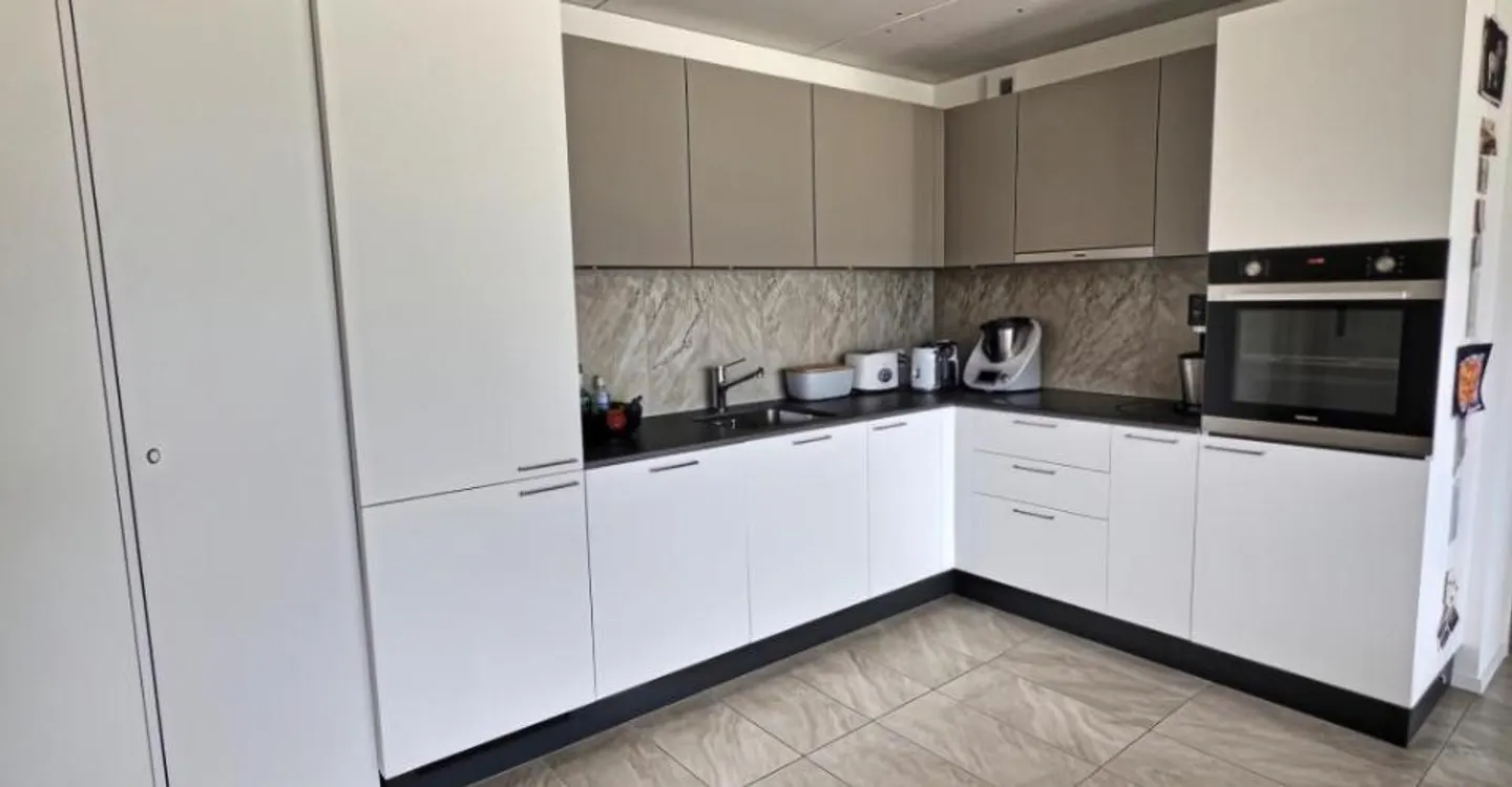 Modern Apartment with Terrace - Photo 3 of 9