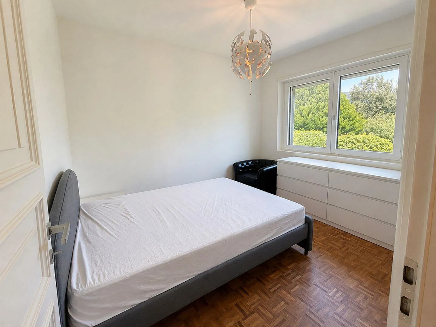 Villa exclusive spacieuse rénovée, surplombant les bois avec piscine intérieure - Photo 24 sur 29
