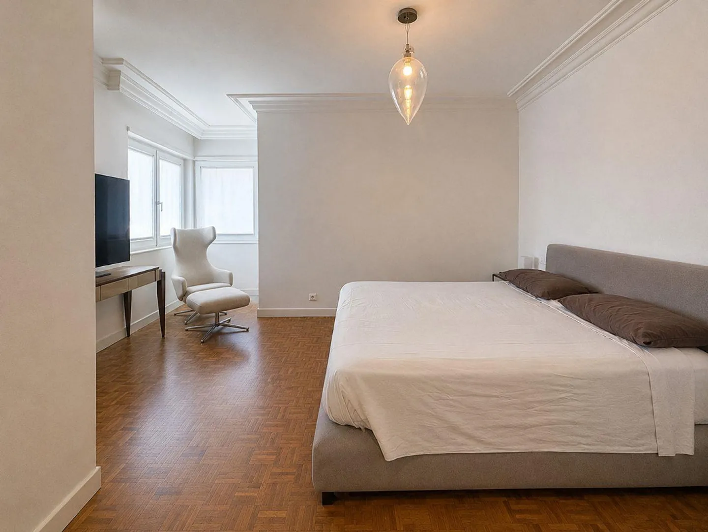Villa exclusive spacieuse rénovée, surplombant les bois avec piscine intérieure - Photo 25 sur 29