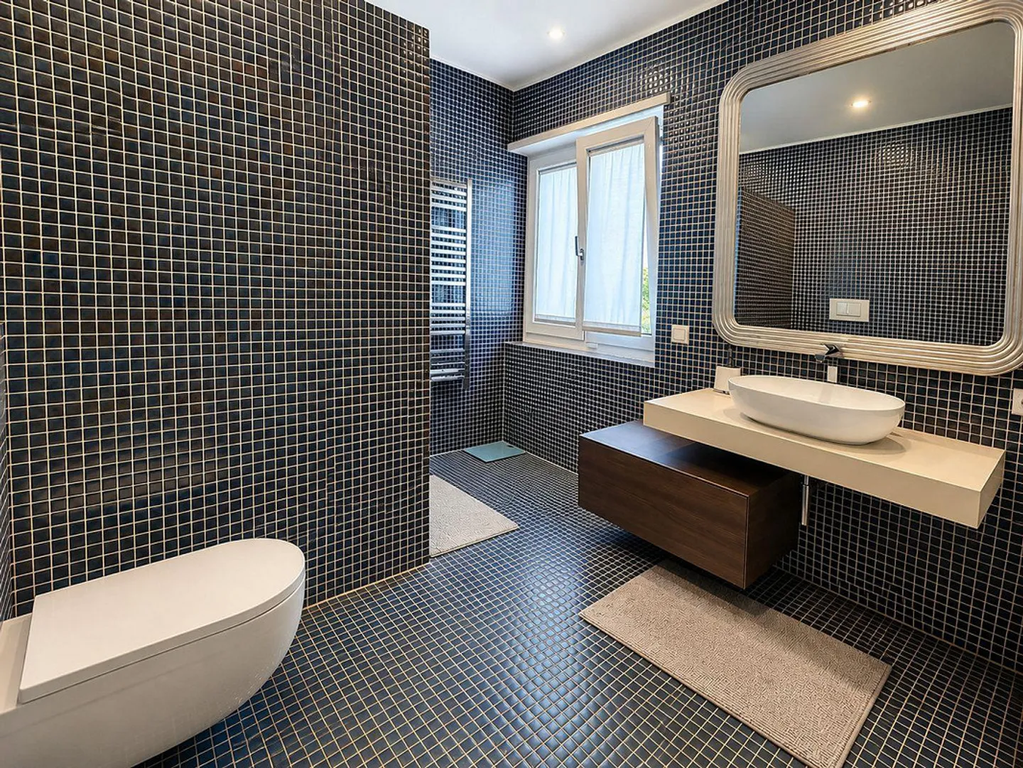 Villa exclusive spacieuse rénovée, surplombant les bois avec piscine intérieure - Photo 26 sur 29